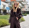 Beatrix kabát mogyoróbarna – Hosszított női télikabát szőrmegallérral, steppelt ujjal és megkötős övvel – Innova Fashion – 2. kép